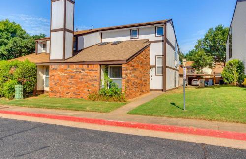 Edmond House | Edmond Townhome with Pool Access Near Arcadia Lake!