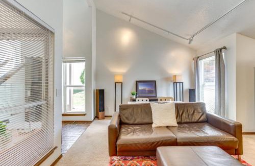 Edmond House | Edmond Townhome with Pool Access Near Arcadia Lake!