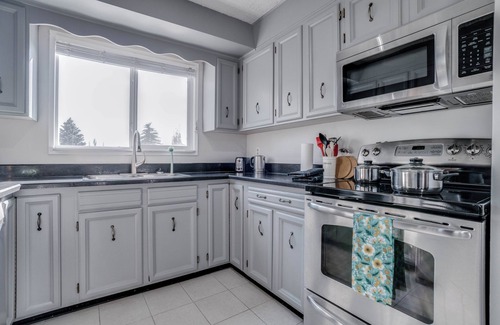 Northwest Edmonton House | Edmonton House w/5 Bedrooms/3 Bathrooms and 2 Kitchens & Fenced Yard.