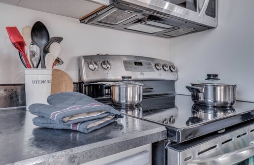 Northwest Edmonton House | Edmonton House w/5 Bedrooms/3 Bathrooms and 2 Kitchens & Fenced Yard.