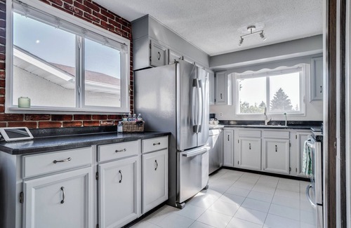 Northwest Edmonton House | Edmonton House w/5 Bedrooms/3 Bathrooms and 2 Kitchens & Fenced Yard.