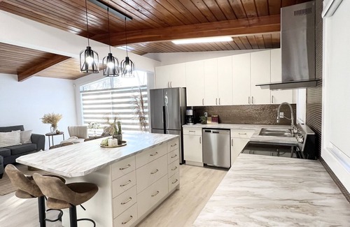 Jasper Place House | 🔥Edmonton LONG STAY ☆ Fenced Yard ☆ Hammock ☆ KING Master WEM 🔥Foosball Table