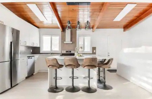 Jasper Place House | 🔥Edmonton LONG STAY ☆ Fenced Yard ☆ Hammock ☆ KING Master WEM 🔥Foosball Table