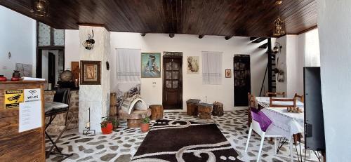 Berat Hostel | Edward Lear
