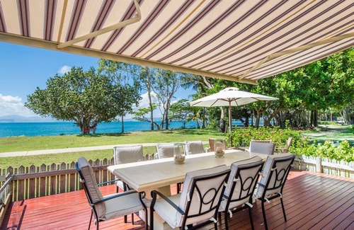Picnic Bay House | EEAST on the beachfront of Picnic Bay