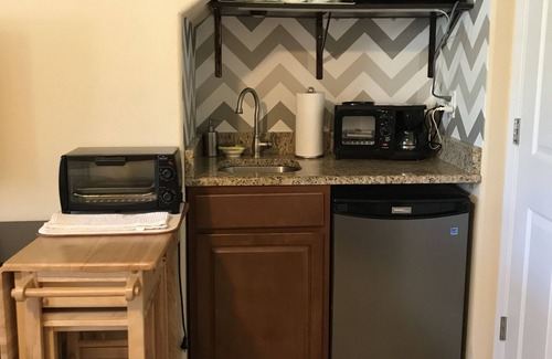 Winter Springs House | EFFICIENCY/ROOM with garage, kitchen bar and a separate entrance from the garage