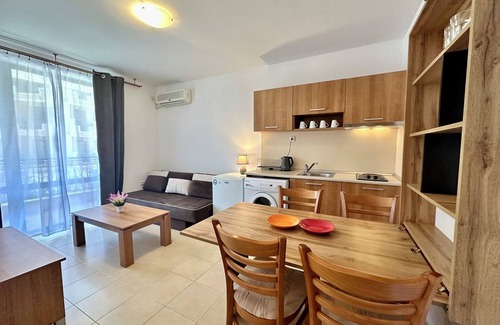 Chaika Apartment | Efir 2 - Comfortable 2-room apartment with balcony and washing machine