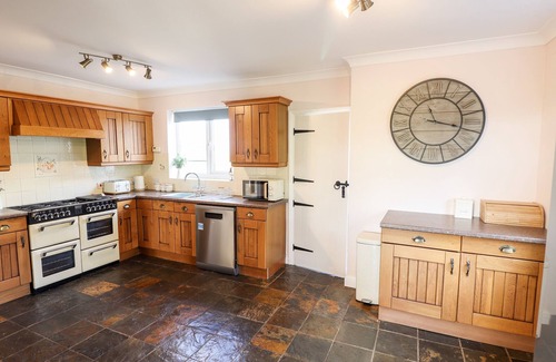 Winestead Cottage | EGGLESTON, pet friendly, with hot tub in Withernsea