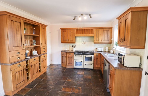 Winestead Cottage | EGGLESTON, pet friendly, with hot tub in Withernsea