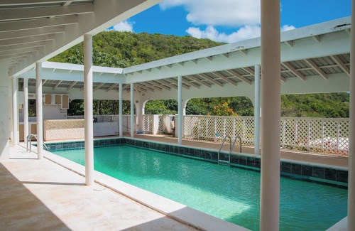 Falmouth House | EGO GUESTHOUSE#2-Breathtaking villa sitting on the hill with lovely Oceanview