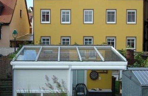 Old Town Apartment | Eine Gehminute von der Fußgängerzone entfernt - Schlafzimmer mit Gartenblick