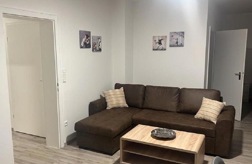 Lubbecke Apartment | Eine modern renovierte Wohnung mit Balkonterrasse.