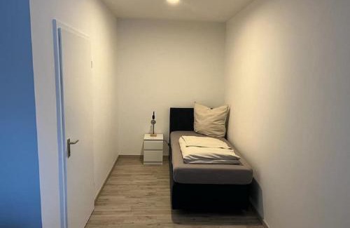 Lubbecke Apartment | Eine modern renovierte Wohnung mit Balkonterrasse.