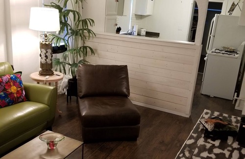 Holly House | El Bungalow Uno ~ Eclectic East Side ATX