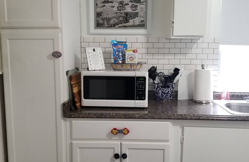 Holly House | El Bungalow Uno ~ Eclectic East Side ATX