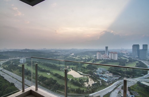 Putrajaya Apartment | El Conezion Penthouse − Top floor | Golf course view | Wi-Fi & Netflix provided
