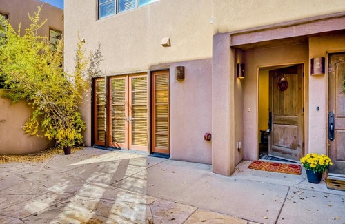 Downtown Santa Fe Apartment | El Corazon-Steps to the Plaza