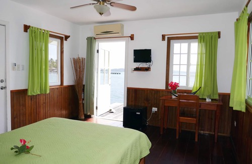 Carenero Island Cabin | El Faro del Colibri