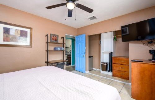 University Heights House | EL Gallo Azul