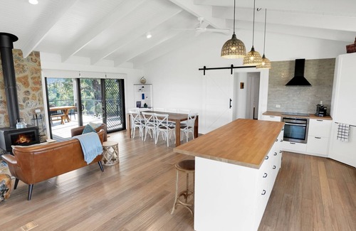 Goughs Bay House | El Gallo Pinto - boasting amazing hilltop views of Lake Eildon and the surrounding mountains.