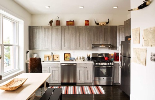 Logan Square House | El Motel Dos in Logan Square that sleeps 12 with grill and backyard patio