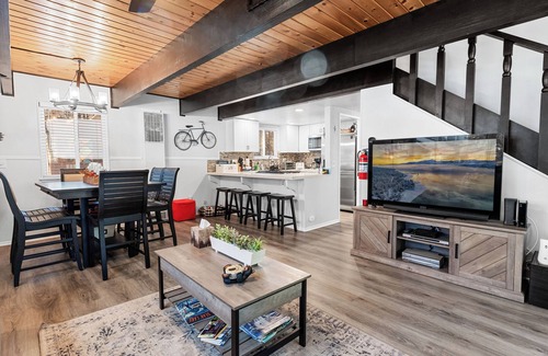 Big Bear City Cabin | El Nido - AC, Game Room, Pool Table, Air Hockey, Ping Pong, Fireplace