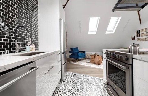 Oakland Apartment | El Nido. Modern Victorian. Private Deck. Gated Parking. Fast, reliable Wi-Fi.