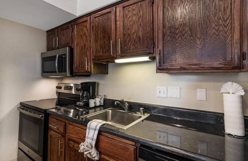 Biggs Field Hotel | El Paso Extended-Stay Suite – Full Kitchen, Free Breakfast & Parking!