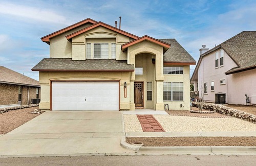 El Paso Cottage | El Paso Retreat w/Pool: 11 Mi to Downtown!