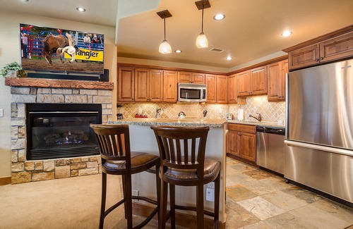 Steamboat Springs Condo | EL5114 | Close to Mtn Activities | Private Hot Tub | Air Chilling | 4 Pools