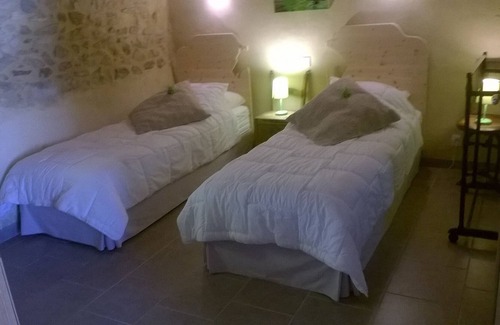 Allegre Les Fumades Apartment | Elaia