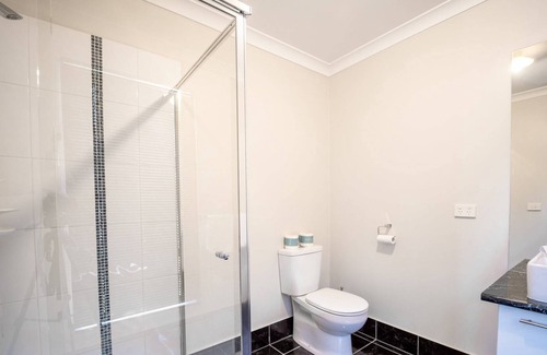 Ascot House | Elandra's Home Close to Shopping Free Parking