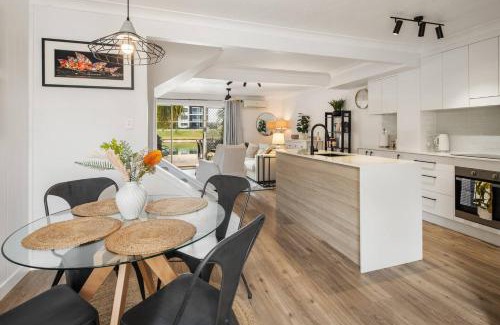 Elanora House | Elanora Oasis - Lakefront Serenity and Resort Living