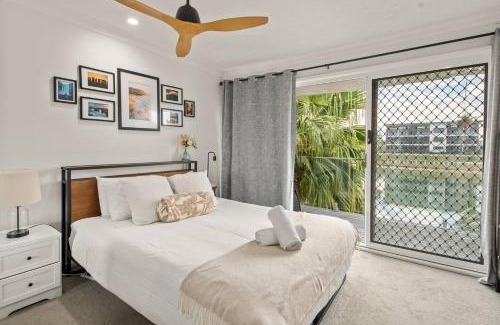 Elanora House | Elanora Oasis - Lakefront Serenity and Resort Living