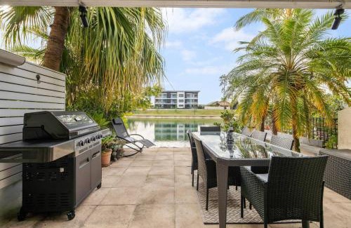 Elanora House | Elanora Oasis - Lakefront Serenity and Resort Living