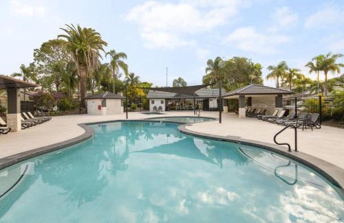 Elanora House | Elanora Oasis - Lakefront Serenity and Resort Living