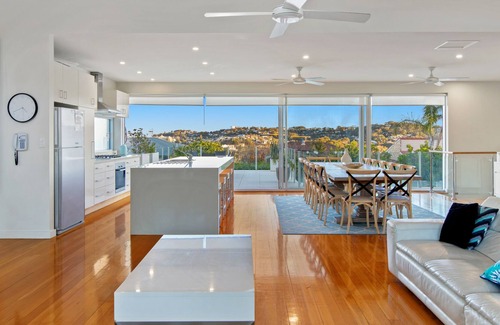 Wamberal House | ELANORA - SOLAR HEATED POOL, 6 BEDROOMS, 4 Bathrooms, 100m Beach, Sleeps 16