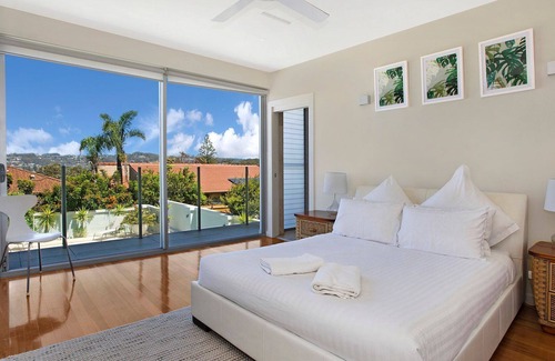 Wamberal House | ELANORA - SOLAR HEATED POOL, 6 BEDROOMS, 4 Bathrooms, 100m Beach, Sleeps 16
