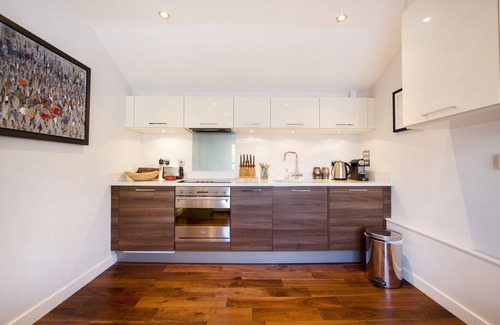 Sands End Apartment | ELBE STREET, FULHAM - 1 bed, 1 bath gated apartment with parking, and a lift