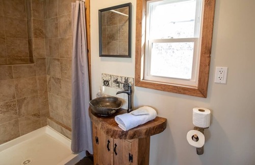 Stanton Cabin | Elderberry Cabin w/ hot tub near Red River Gorge