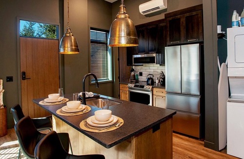 East Hillside Apartment | Electric Thor! 1 Bedroom, Lakeview + Free Parking