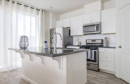 Folsom House | Elegance 3Bd rental with luxury clubhouse access