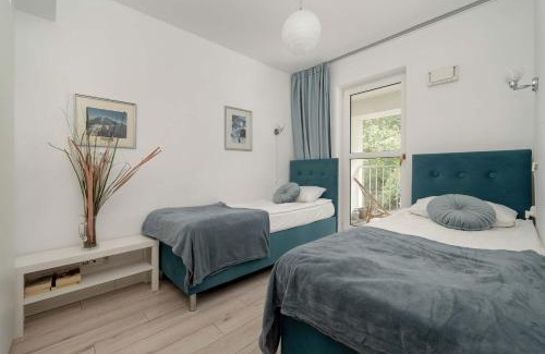 Krzyki Apartment | Elegancki Apartament z Parkingiem i Umeblowanym Balkonem we Wrocławiu by Noclegi Renters