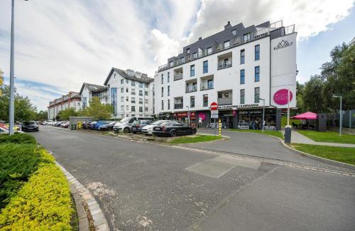 Krzyki Apartment | Elegancki Apartament z Parkingiem i Umeblowanym Balkonem we Wrocławiu by Noclegi Renters