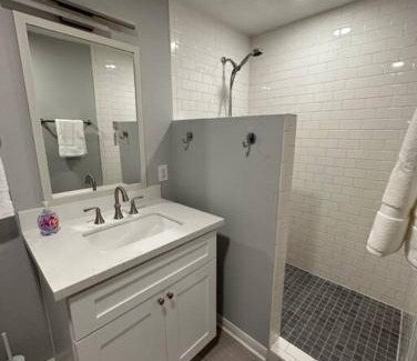 Neartown Cabin | Elegant 1 Bdr-Montrose_ Siena @The Italian Plaza