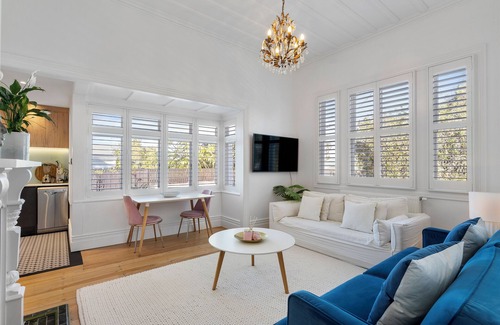 Grey Lynn House | Elegant 1-bedroom guest room in shared house with own separate living/dining.