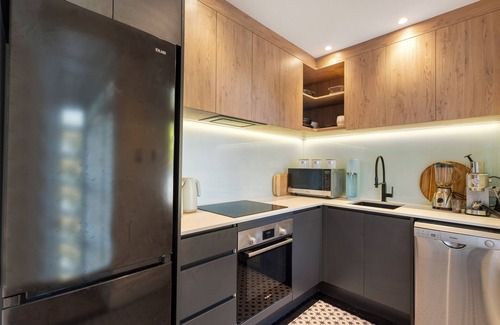 Grey Lynn House | Elegant 1-bedroom guest room in shared house with own separate living/dining.