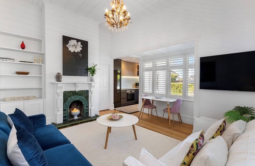 Grey Lynn House | Elegant 1-bedroom guest room in shared house with own separate living/dining.