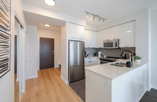 Hurontario Condo | Elegant 1+Den Condo, Parking, Balcony, City View