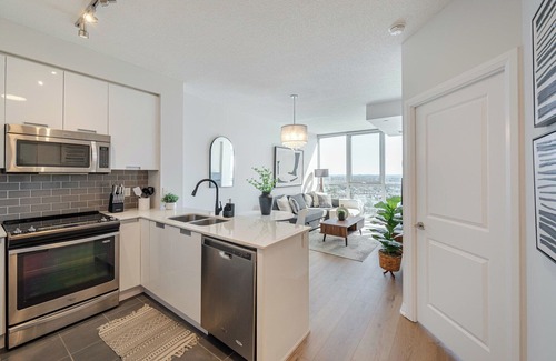 Hurontario Condo | Elegant 1+Den Condo, Parking, Balcony, City View